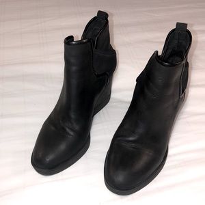 Donald J Pliner Size 6 Black LULUU Wedge Booties